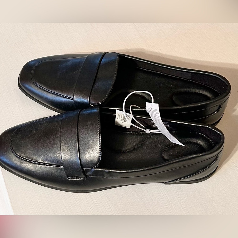 Women’s size 10 Old Navy black loafers. NWT